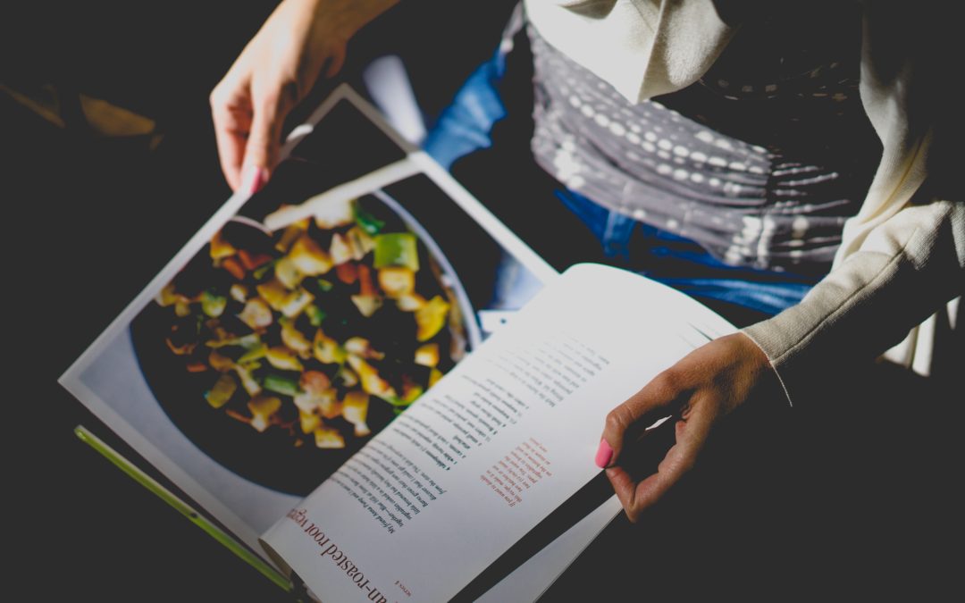 Cuisiner avec ou sans recette, et ce que cela dit de nous ! Une recette porte en elle la notion de résultat et de cadre à respecter.