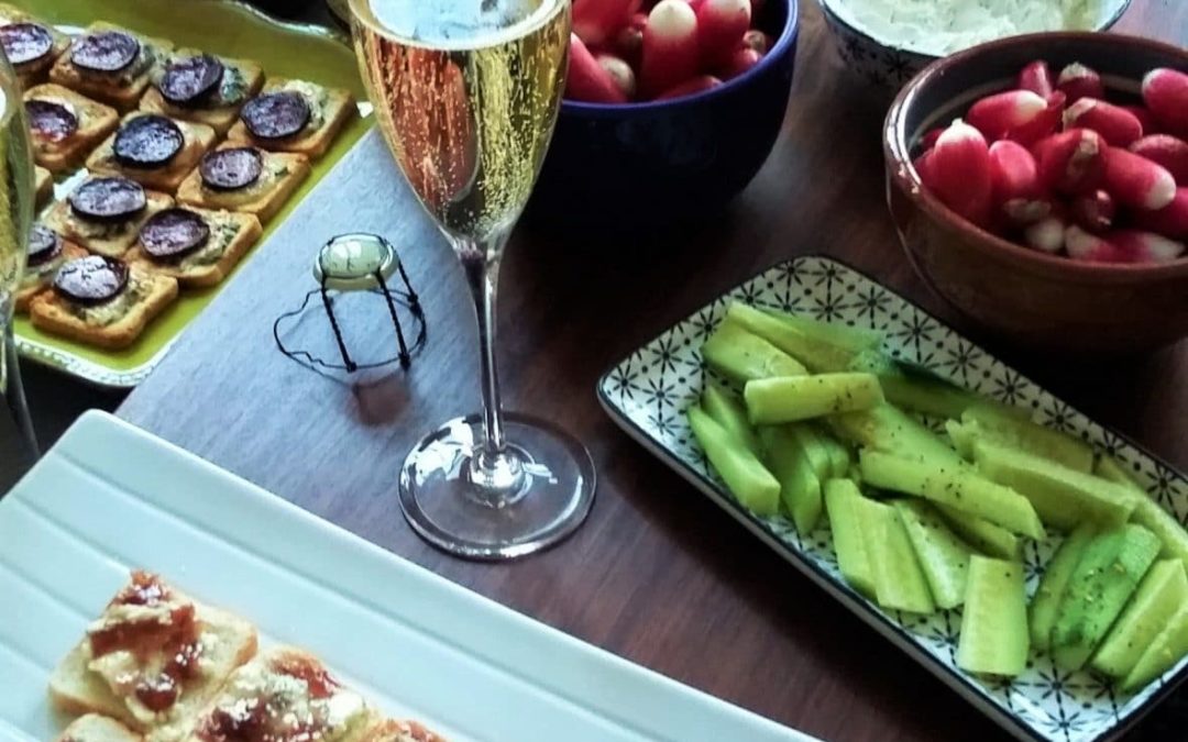 De façon presque anodine, l’apéro en dit beaucoup sur notre relation à la nourriture et nos rapports aux autres.
