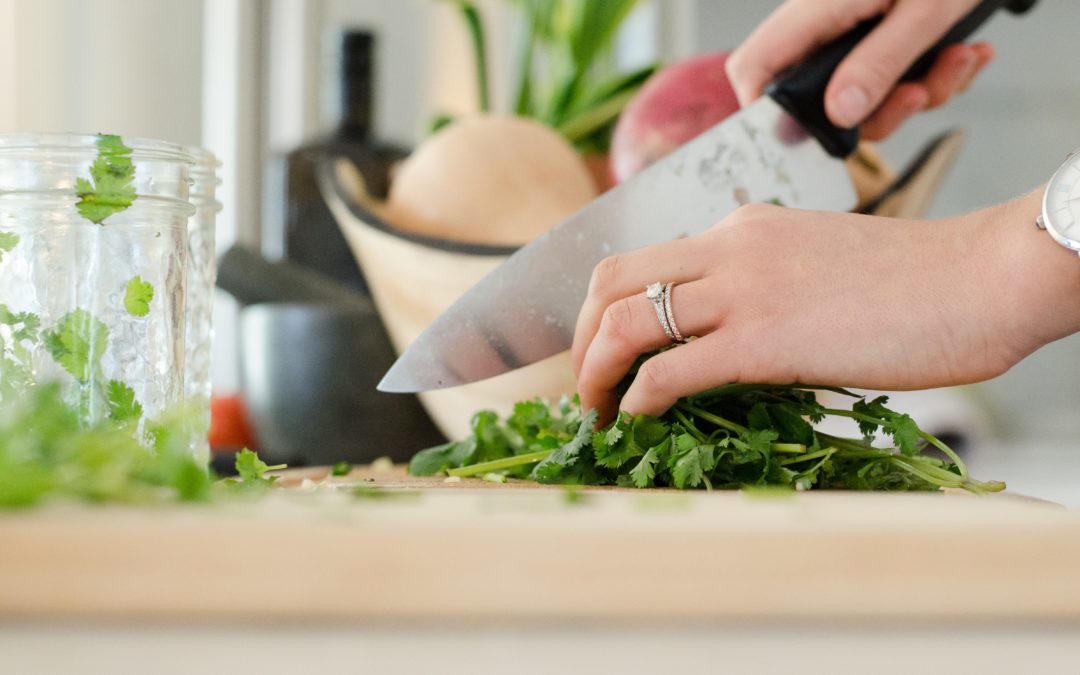 Cuisine thérapie : quelles raisons conscientes et inconscientes poussent à tout prendre en charge en cuisine ? 
