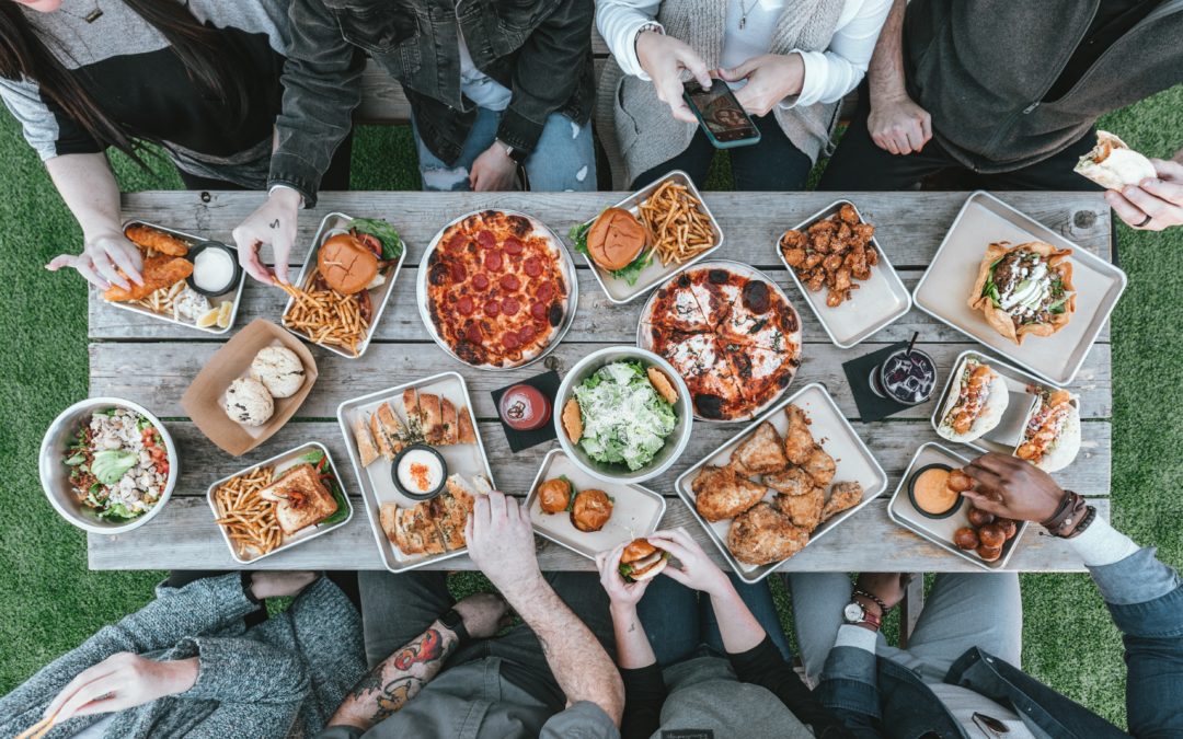 Pas toujours simple de manger ensemble : quand partager un repas impacte notre façon de manger et réveille nos mesquineries enfouies.